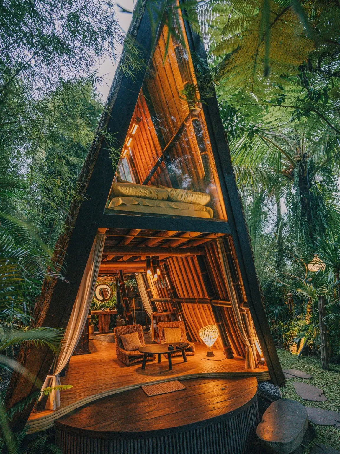 Imagem ilustrativa de uma pequena cabana de madeira iluminada em área de mata